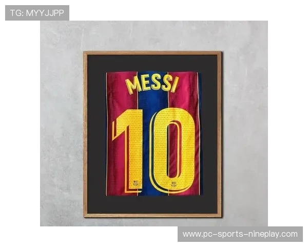 足球场上的时尚风潮：球星穿卫衣搭配球衣展现个性与潮流